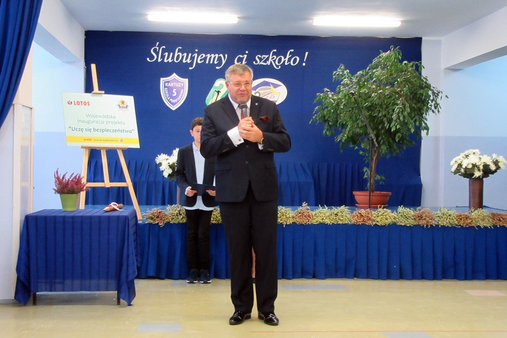 W SP nr 5 ślubowały pierwszaki, a policjanci z Gdańska i Kartuz wręczali im odblaski