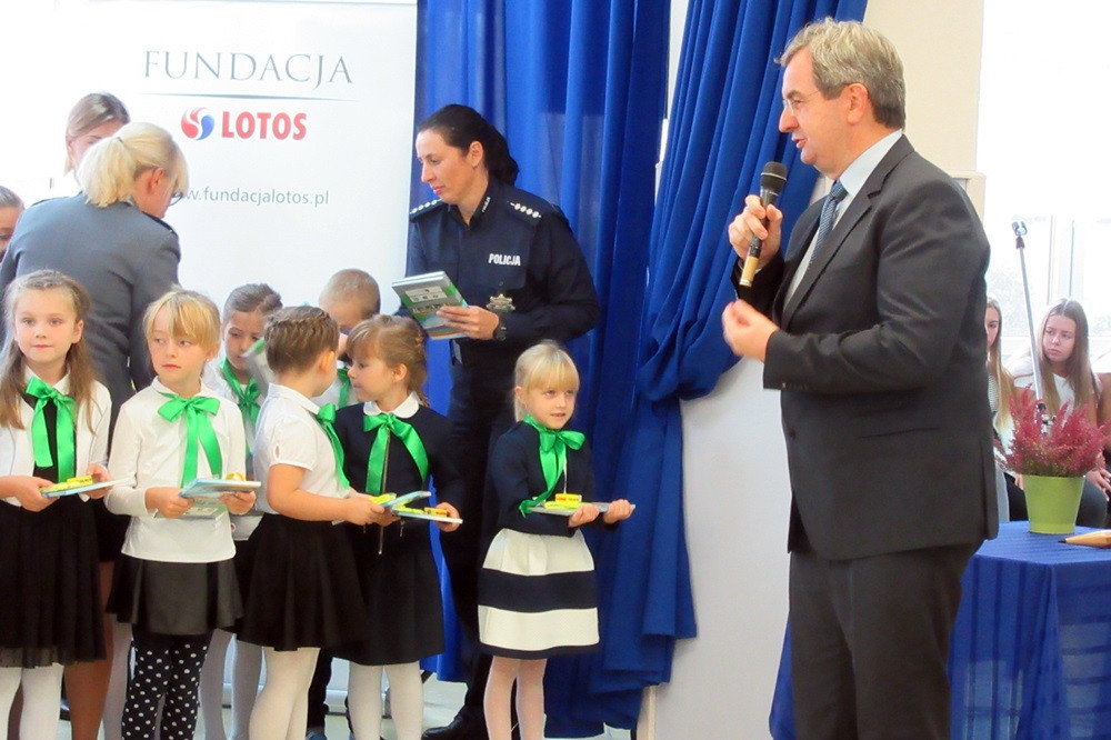 W SP nr 5 ślubowały pierwszaki, a policjanci z Gdańska i Kartuz wręczali im odblaski