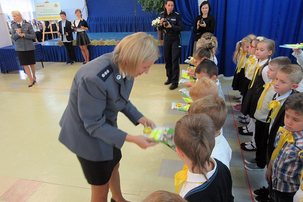 W SP nr 5 ślubowały pierwszaki, a policjanci z Gdańska i Kartuz wręczali im odblaski