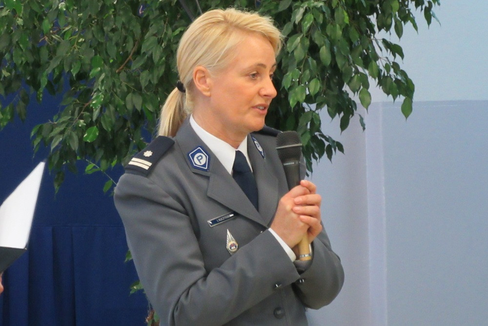 W SP nr 5 ślubowały pierwszaki, a policjanci z Gdańska i Kartuz wręczali im odblaski