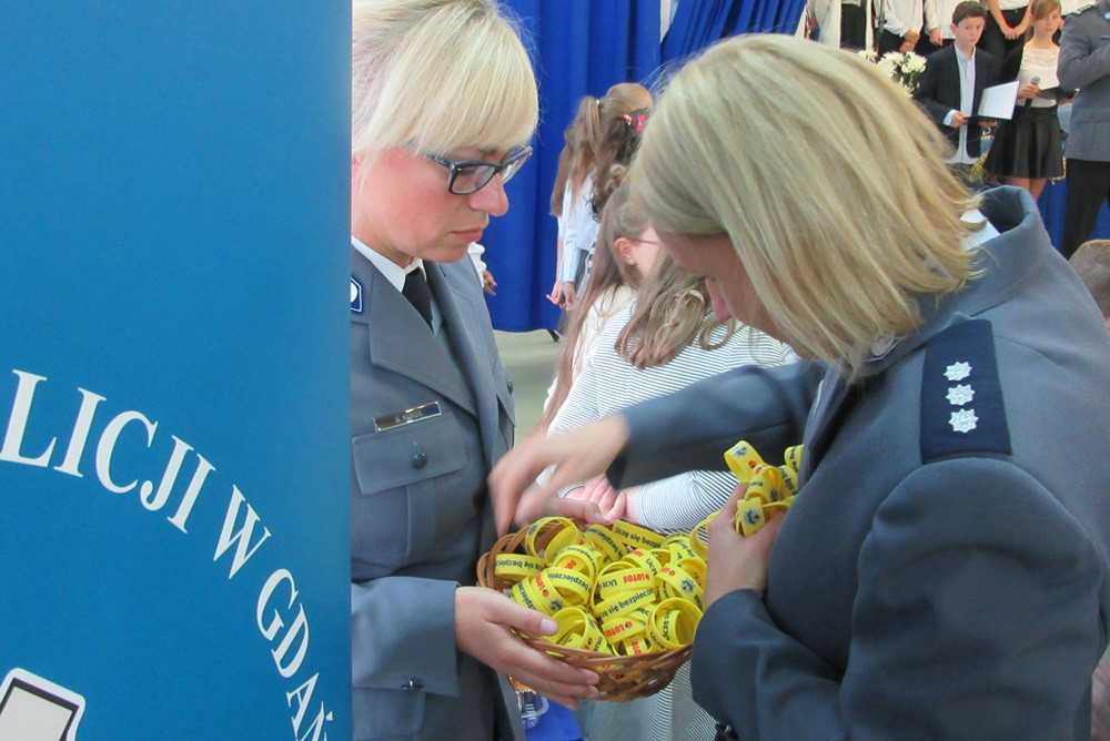 W SP nr 5 ślubowały pierwszaki, a policjanci z Gdańska i Kartuz wręczali im odblaski