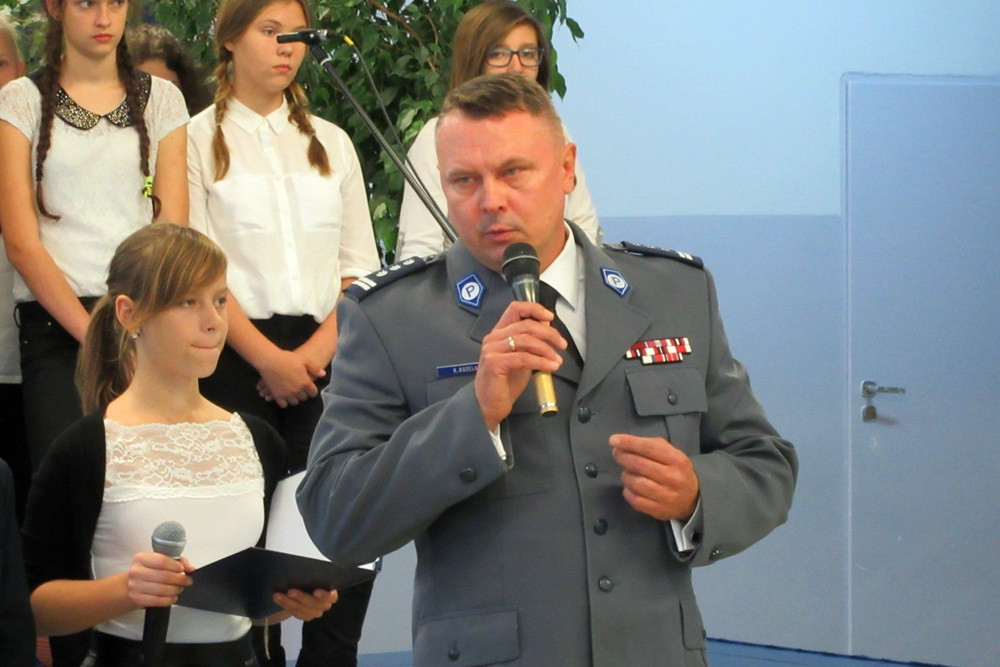 W SP nr 5 ślubowały pierwszaki, a policjanci z Gdańska i Kartuz wręczali im odblaski