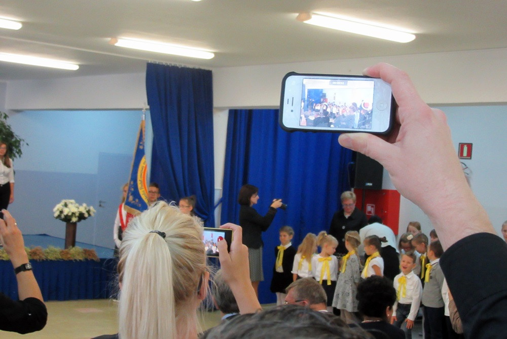 W SP nr 5 ślubowały pierwszaki, a policjanci z Gdańska i Kartuz wręczali im odblaski