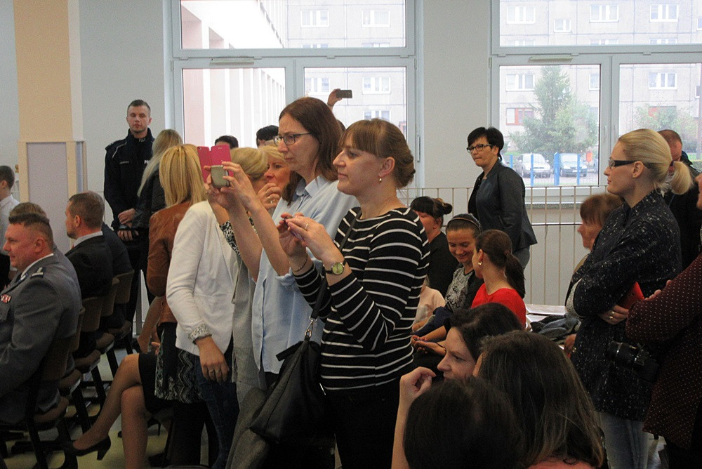 W SP nr 5 ślubowały pierwszaki, a policjanci z Gdańska i Kartuz wręczali im odblaski