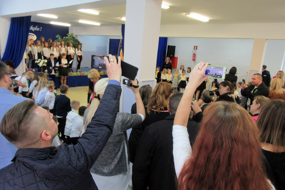 W SP nr 5 ślubowały pierwszaki, a policjanci z Gdańska i Kartuz wręczali im odblaski