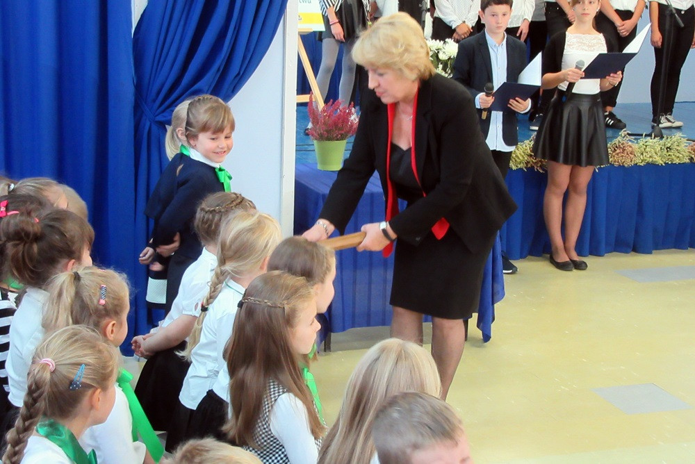 W SP nr 5 ślubowały pierwszaki, a policjanci z Gdańska i Kartuz wręczali im odblaski