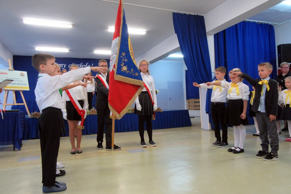 W SP nr 5 ślubowały pierwszaki, a policjanci z Gdańska i Kartuz wręczali im odblaski