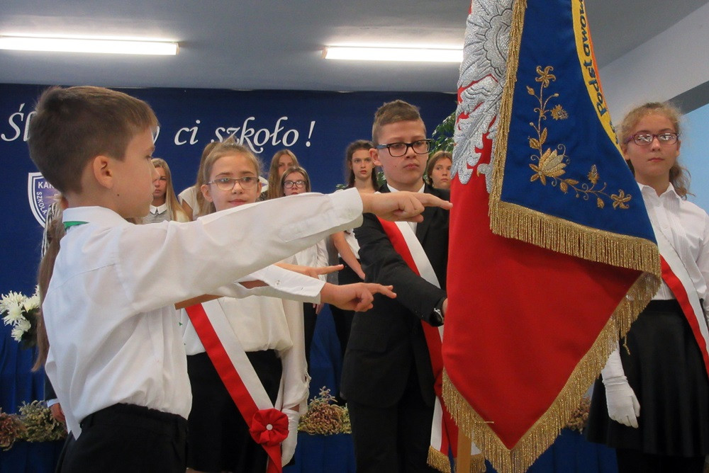 W SP nr 5 ślubowały pierwszaki, a policjanci z Gdańska i Kartuz wręczali im odblaski