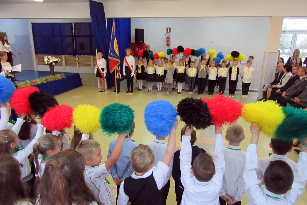 W SP nr 5 ślubowały pierwszaki, a policjanci z Gdańska i Kartuz wręczali im odblaski