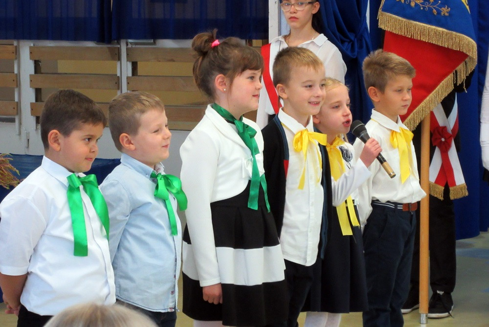 W SP nr 5 ślubowały pierwszaki, a policjanci z Gdańska i Kartuz wręczali im odblaski