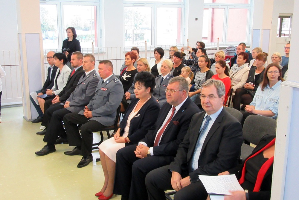 W SP nr 5 ślubowały pierwszaki, a policjanci z Gdańska i Kartuz wręczali im odblaski