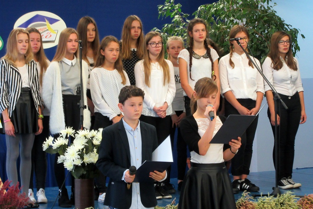 W SP nr 5 ślubowały pierwszaki, a policjanci z Gdańska i Kartuz wręczali im odblaski