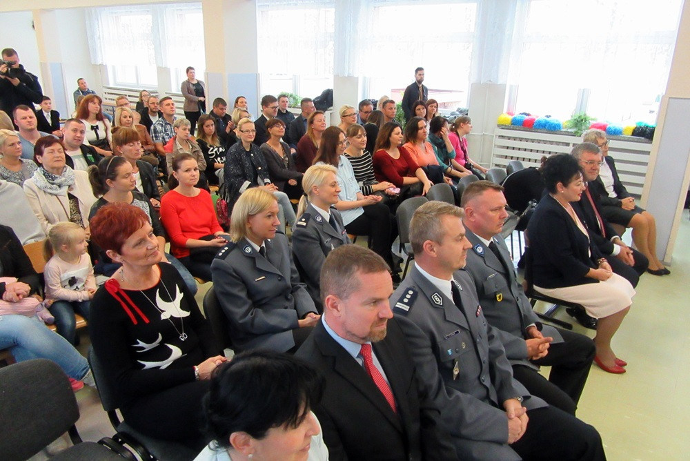 W SP nr 5 ślubowały pierwszaki, a policjanci z Gdańska i Kartuz wręczali im odblaski