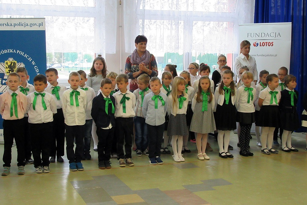 W SP nr 5 ślubowały pierwszaki, a policjanci z Gdańska i Kartuz wręczali im odblaski
