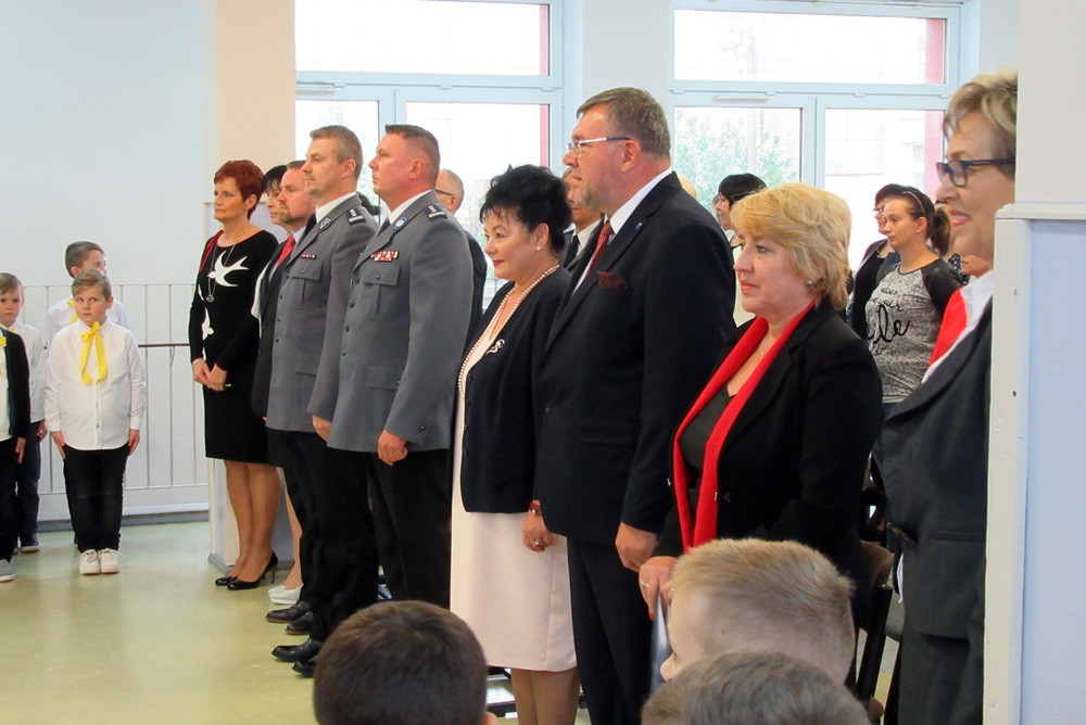 W SP nr 5 ślubowały pierwszaki, a policjanci z Gdańska i Kartuz wręczali im odblaski