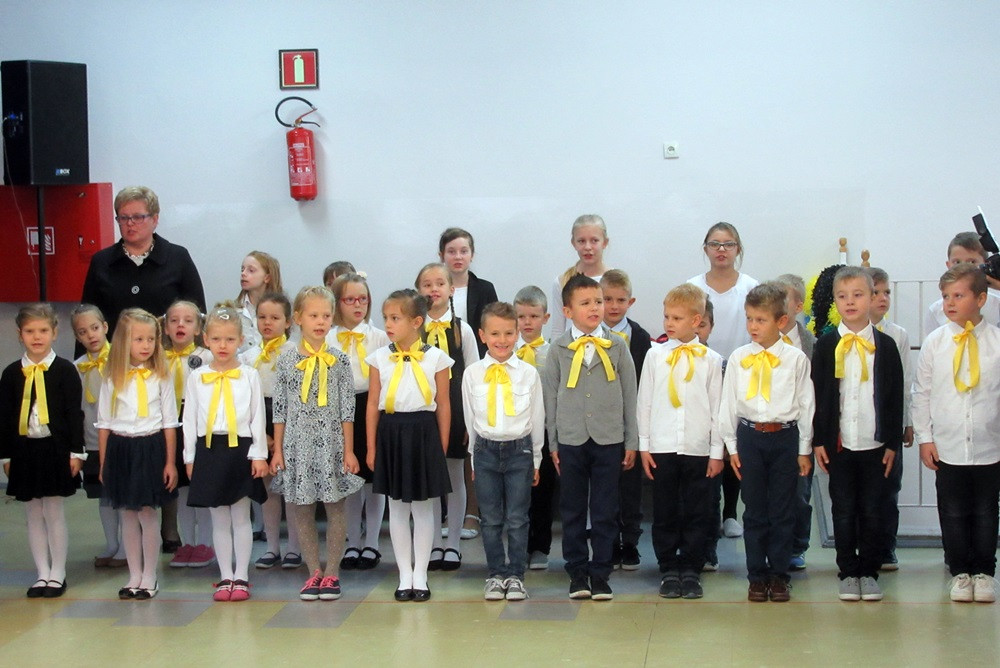 W SP nr 5 ślubowały pierwszaki, a policjanci z Gdańska i Kartuz wręczali im odblaski