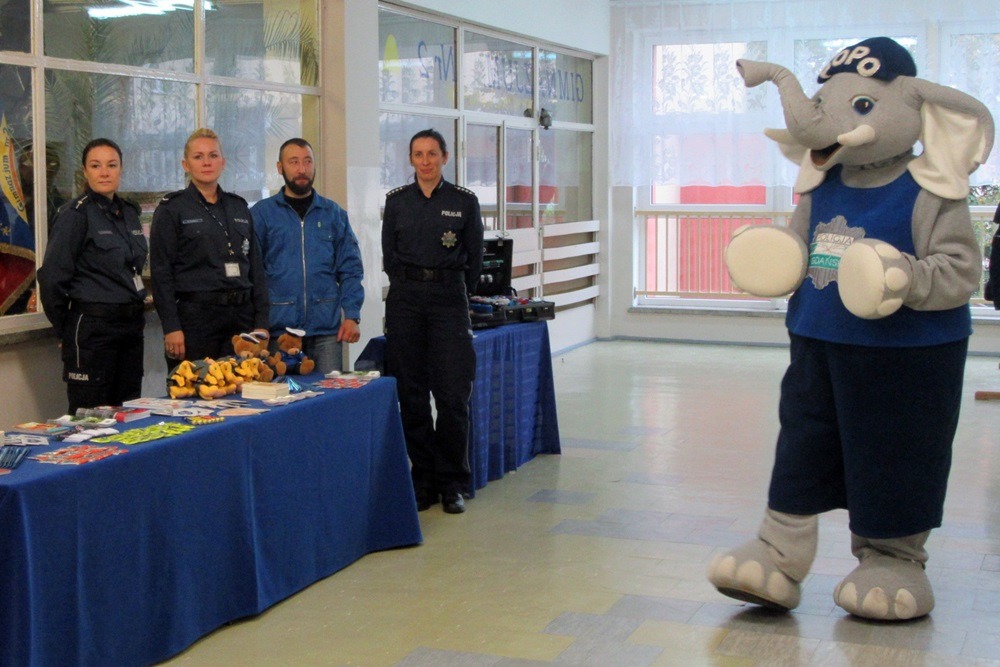 W SP nr 5 ślubowały pierwszaki, a policjanci z Gdańska i Kartuz wręczali im odblaski