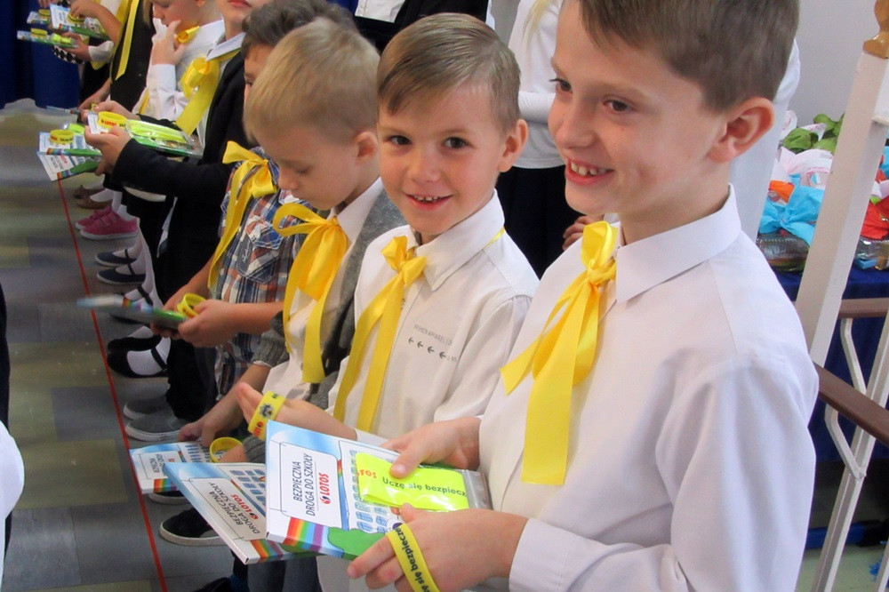 W SP nr 5 ślubowały pierwszaki, a policjanci z Gdańska i Kartuz wręczali im odblaski