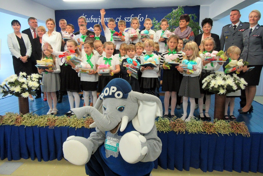 W SP nr 5 ślubowały pierwszaki, a policjanci z Gdańska i Kartuz wręczali im odblaski