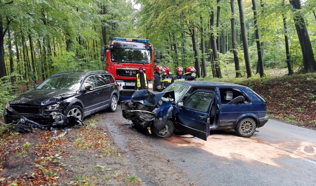 Kartuzy - Prokowo. Zderzenie golfa z volvo. Sześć osób poszkodowanych