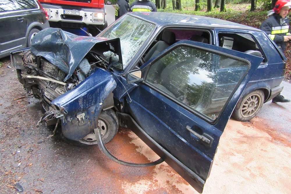 Kartuzy - Prokowo. Zderzenie golfa z volvo. Sześć osób poszkodowanych