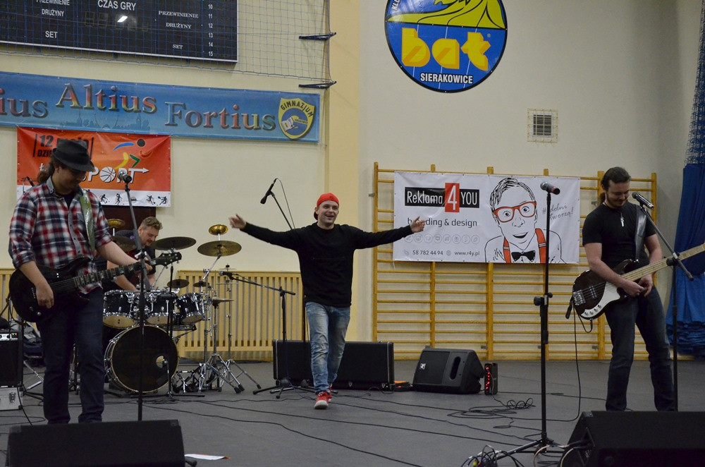 Sierakowice. Grali i kwestowali na rzecz wielodzietnej rodziny