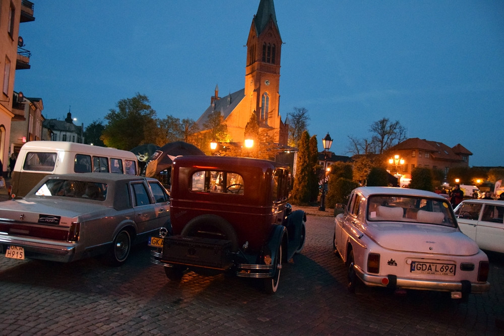 Kartuzy. Classówka nocą, czyli zlot klasycznych aut na Rynku