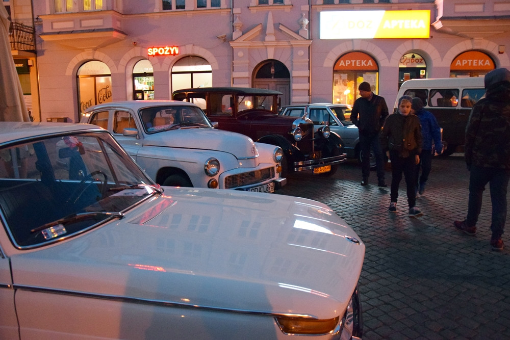 Kartuzy. Classówka nocą, czyli zlot klasycznych aut na Rynku