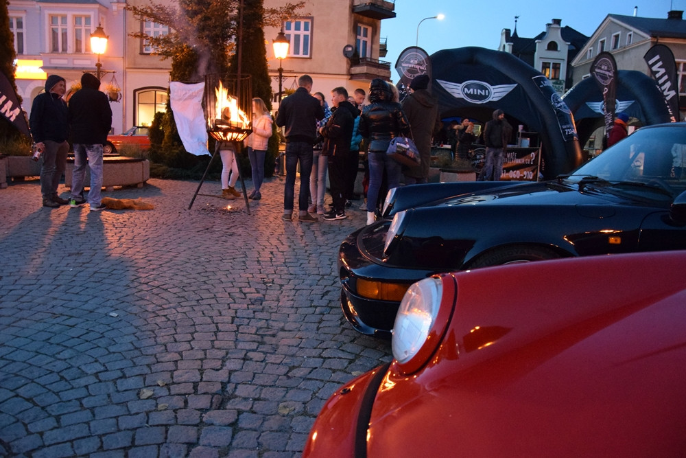 Kartuzy. Classówka nocą, czyli zlot klasycznych aut na Rynku