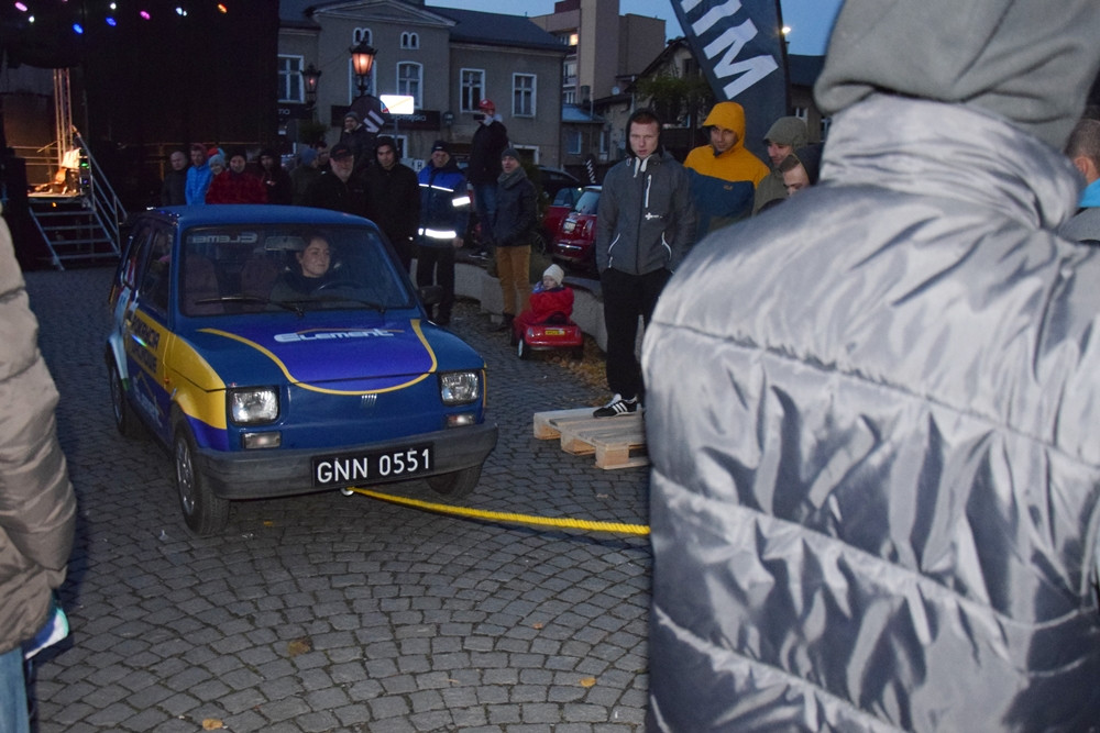 Kartuzy. Classówka nocą, czyli zlot klasycznych aut na Rynku