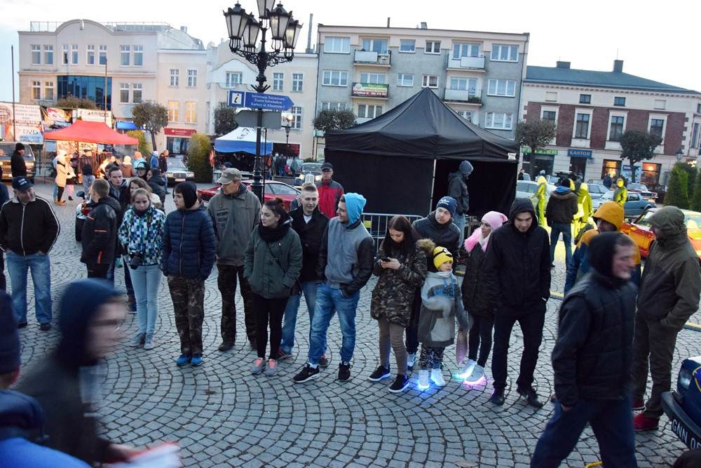 Kartuzy. Classówka nocą, czyli zlot klasycznych aut na Rynku