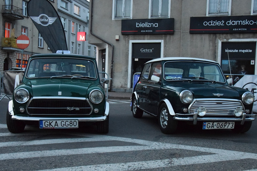 Kartuzy. Classówka nocą, czyli zlot klasycznych aut na Rynku