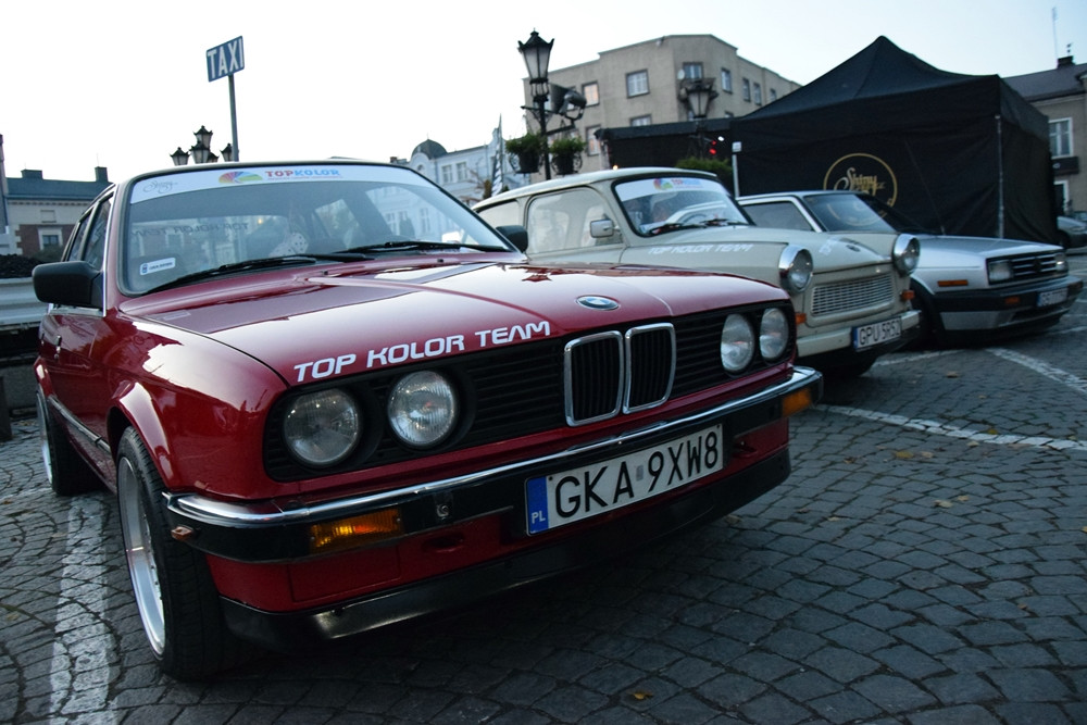 Kartuzy. Classówka nocą, czyli zlot klasycznych aut na Rynku