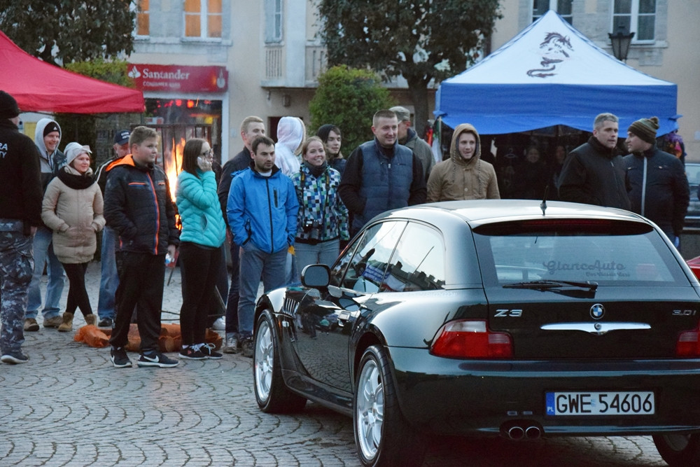 Kartuzy. Classówka nocą, czyli zlot klasycznych aut na Rynku