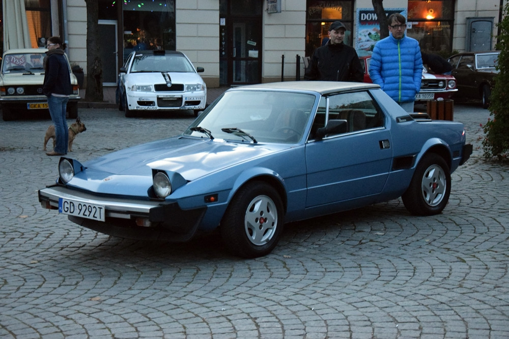 Kartuzy. Classówka nocą, czyli zlot klasycznych aut na Rynku