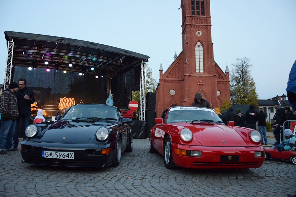 Kartuzy. Classówka nocą, czyli zlot klasycznych aut na Rynku