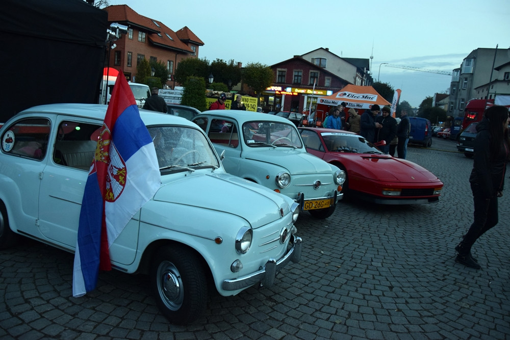 Kartuzy. Classówka nocą, czyli zlot klasycznych aut na Rynku