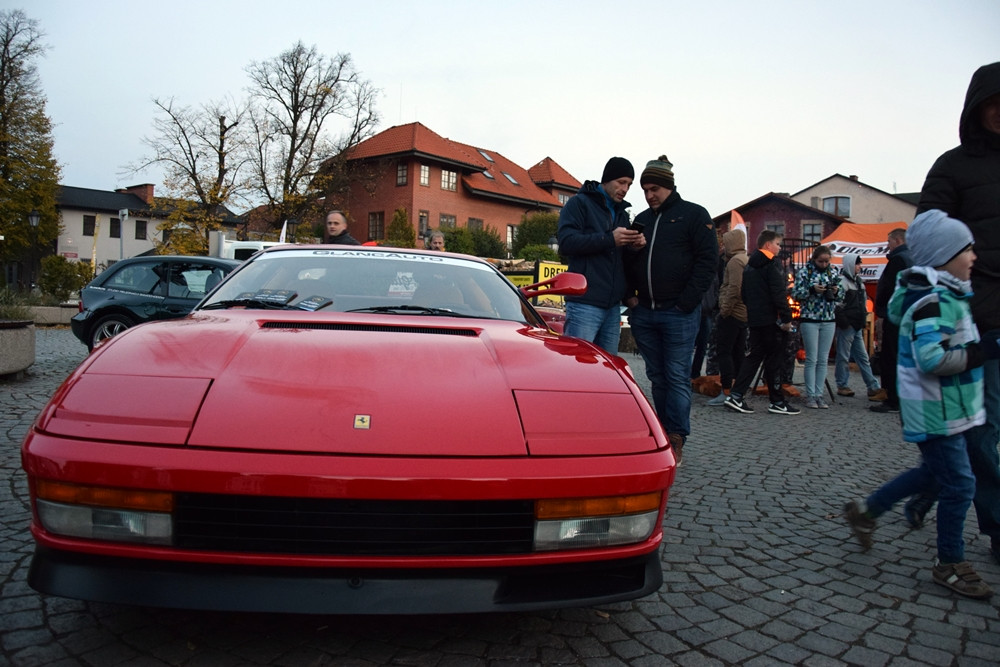 Kartuzy. Classówka nocą, czyli zlot klasycznych aut na Rynku