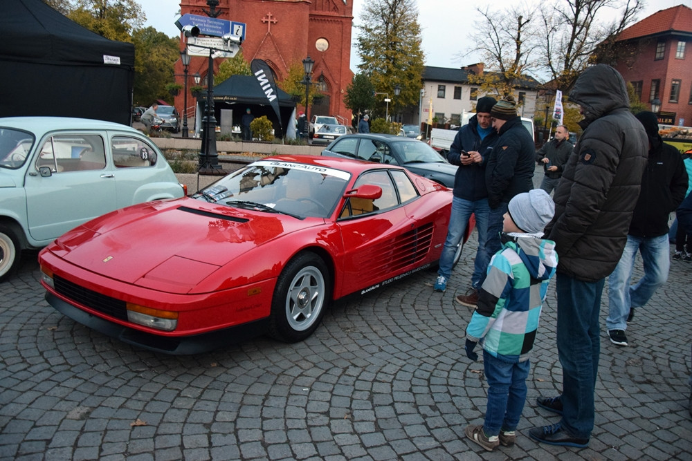Kartuzy. Classówka nocą, czyli zlot klasycznych aut na Rynku
