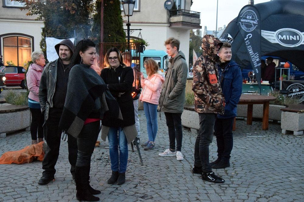 Kartuzy. Classówka nocą, czyli zlot klasycznych aut na Rynku