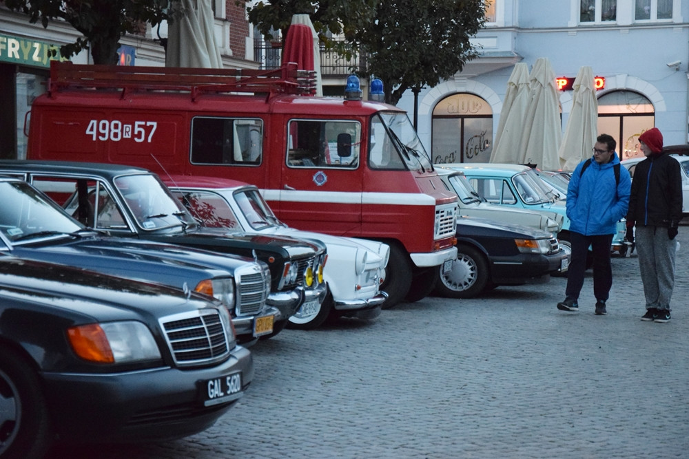 Kartuzy. Classówka nocą, czyli zlot klasycznych aut na Rynku