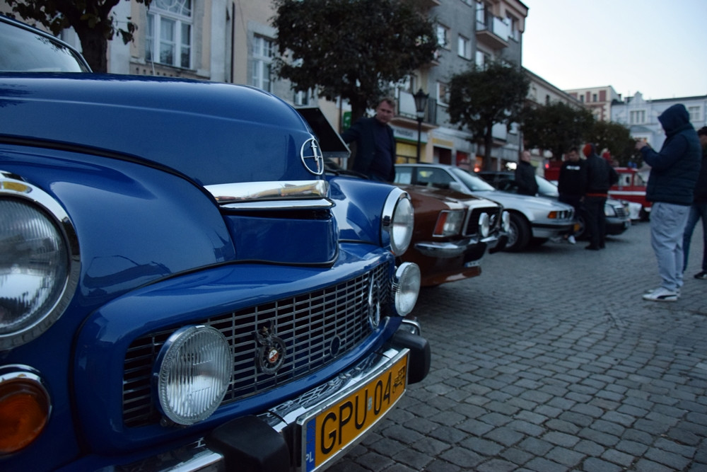 Kartuzy. Classówka nocą, czyli zlot klasycznych aut na Rynku