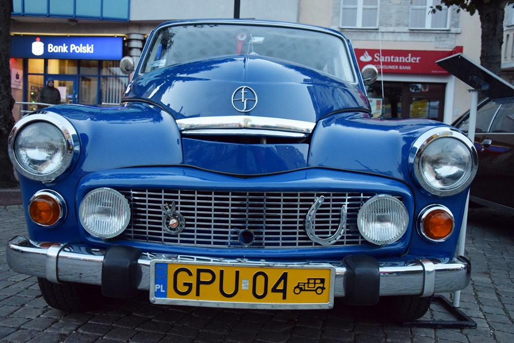 Kartuzy. Classówka nocą, czyli zlot klasycznych aut na Rynku