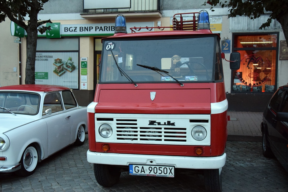 Kartuzy. Classówka nocą, czyli zlot klasycznych aut na Rynku