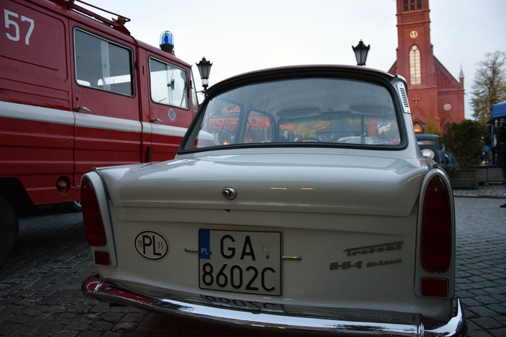 Kartuzy. Classówka nocą, czyli zlot klasycznych aut na Rynku