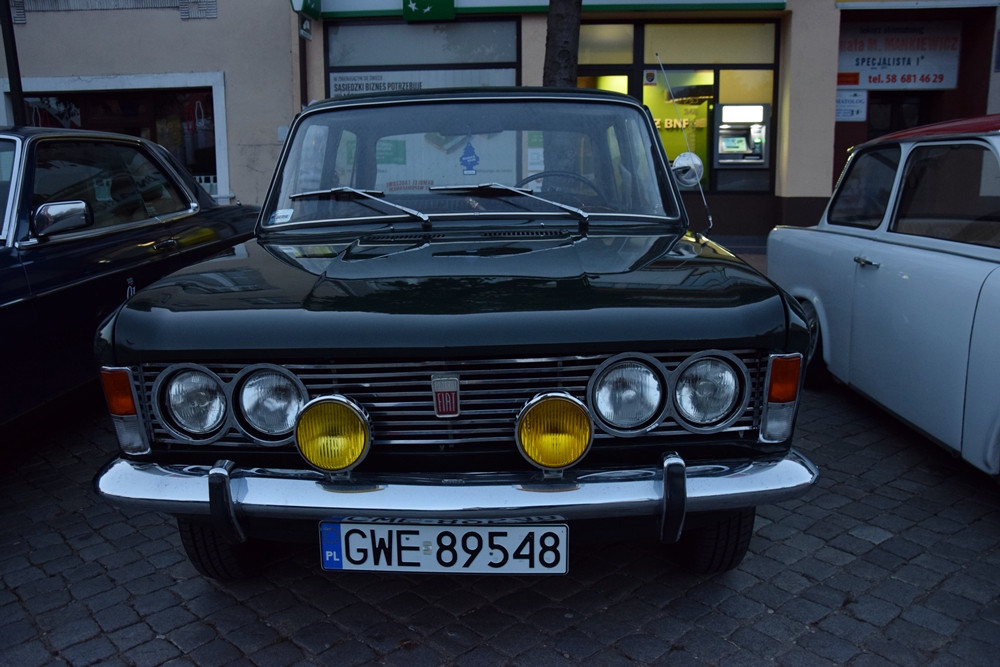 Kartuzy. Classówka nocą, czyli zlot klasycznych aut na Rynku