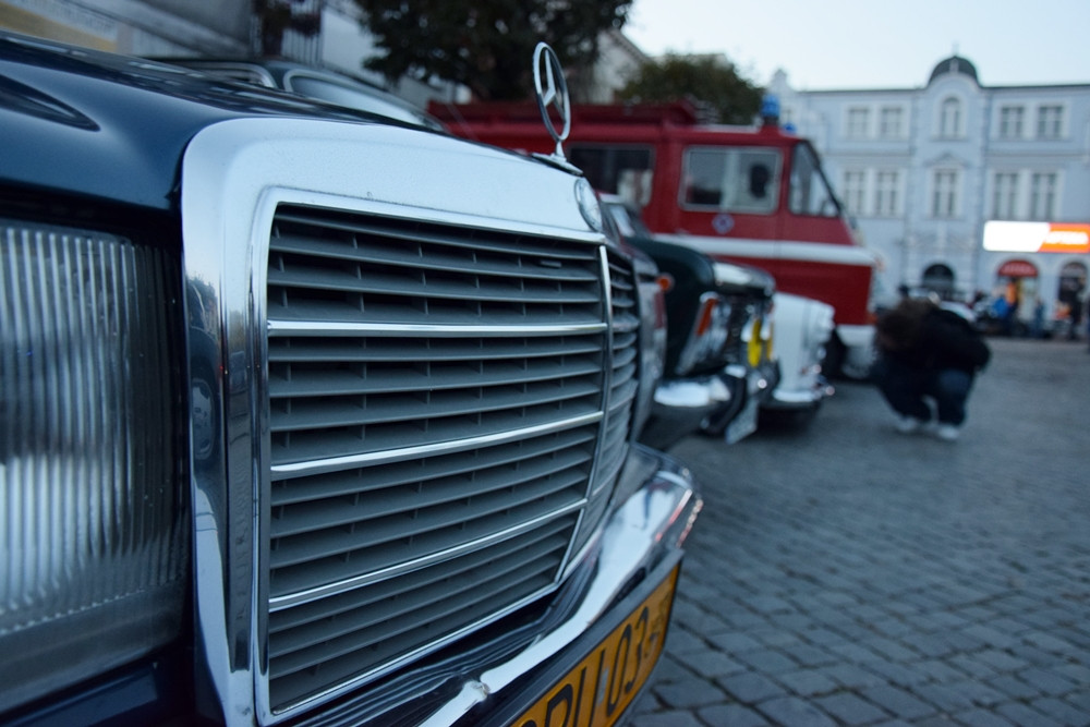 Kartuzy. Classówka nocą, czyli zlot klasycznych aut na Rynku