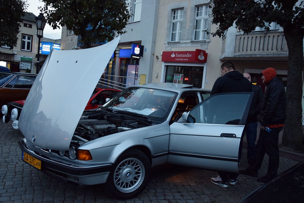 Kartuzy. Classówka nocą, czyli zlot klasycznych aut na Rynku