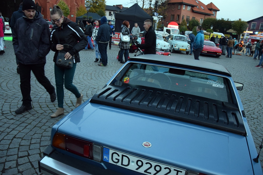 Kartuzy. Classówka nocą, czyli zlot klasycznych aut na Rynku