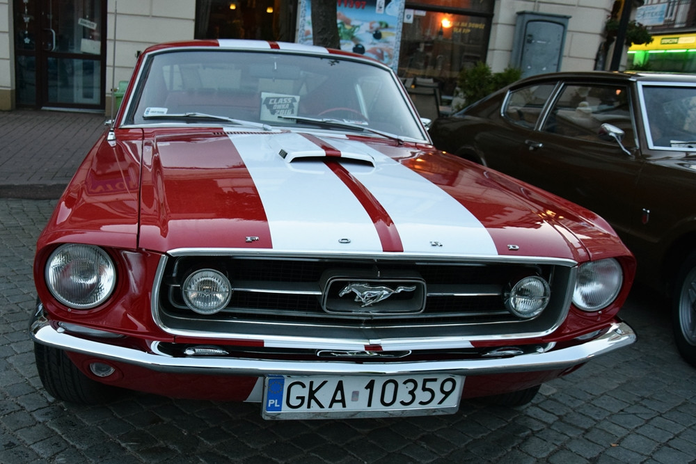 Kartuzy. Classówka nocą, czyli zlot klasycznych aut na Rynku